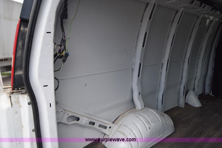 image for item K8571 2005 Chevrolet Express 2500 Cargo van