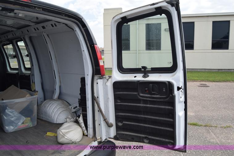image for item K8571 2005 Chevrolet Express 2500 Cargo van