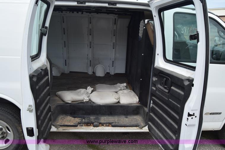 image for item K8571 2005 Chevrolet Express 2500 Cargo van