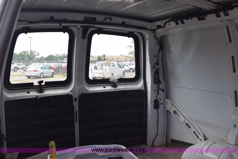 image for item K8571 2005 Chevrolet Express 2500 Cargo van