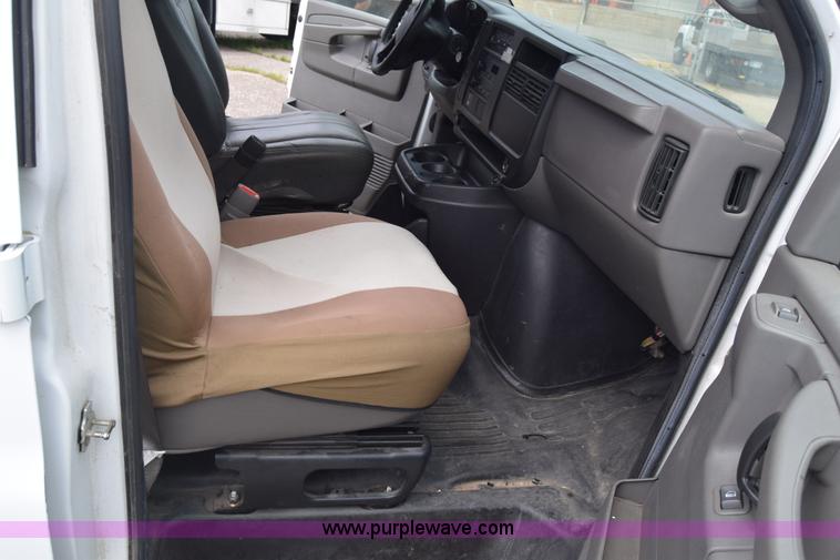 image for item K8571 2005 Chevrolet Express 2500 Cargo van