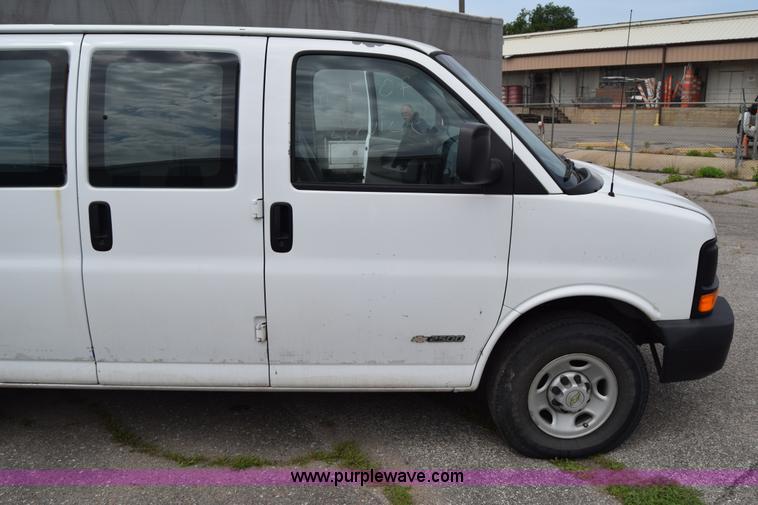 image for item K8571 2005 Chevrolet Express 2500 Cargo van