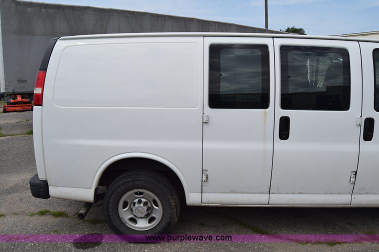 image for item K8571 2005 Chevrolet Express 2500 Cargo van