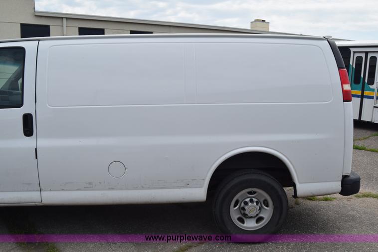 image for item K8571 2005 Chevrolet Express 2500 Cargo van