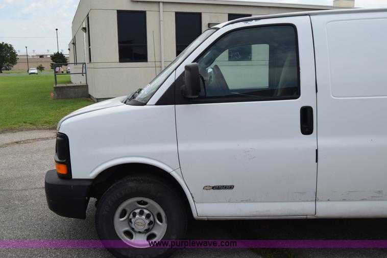 image for item K8571 2005 Chevrolet Express 2500 Cargo van