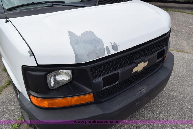 image for item K8571 2005 Chevrolet Express 2500 Cargo van