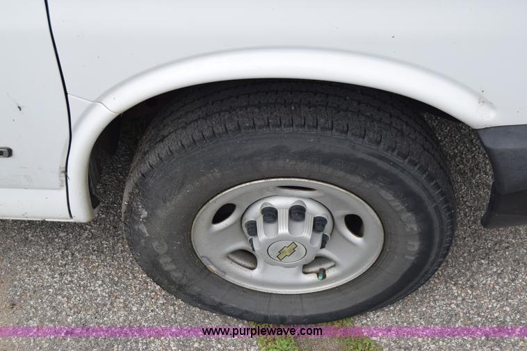 image for item K8571 2005 Chevrolet Express 2500 Cargo van