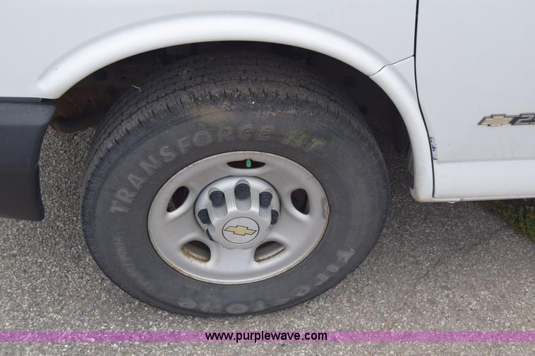 image for item K8571 2005 Chevrolet Express 2500 Cargo van