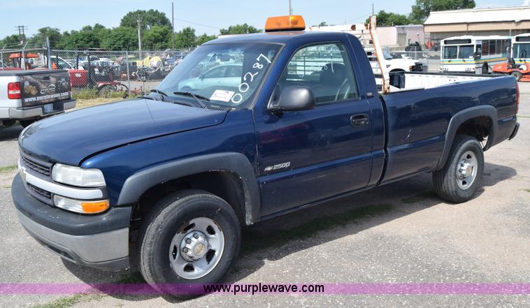 image for item K8575 2001 Chevrolet Silverado 2500 pickup truck
