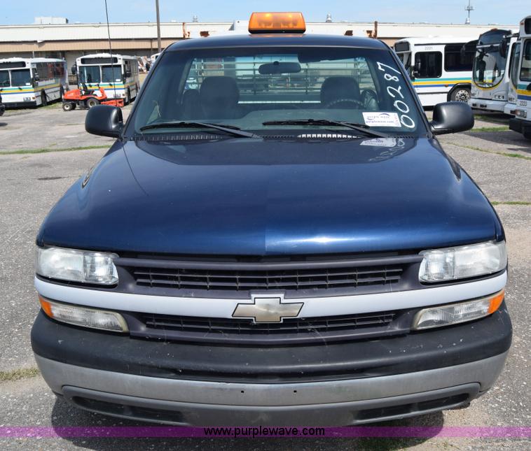 image for item K8575 2001 Chevrolet Silverado 2500 pickup truck