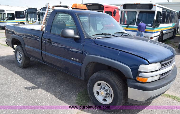 image for item K8575 2001 Chevrolet Silverado 2500 pickup truck