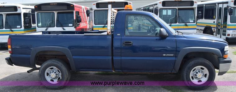 image for item K8575 2001 Chevrolet Silverado 2500 pickup truck