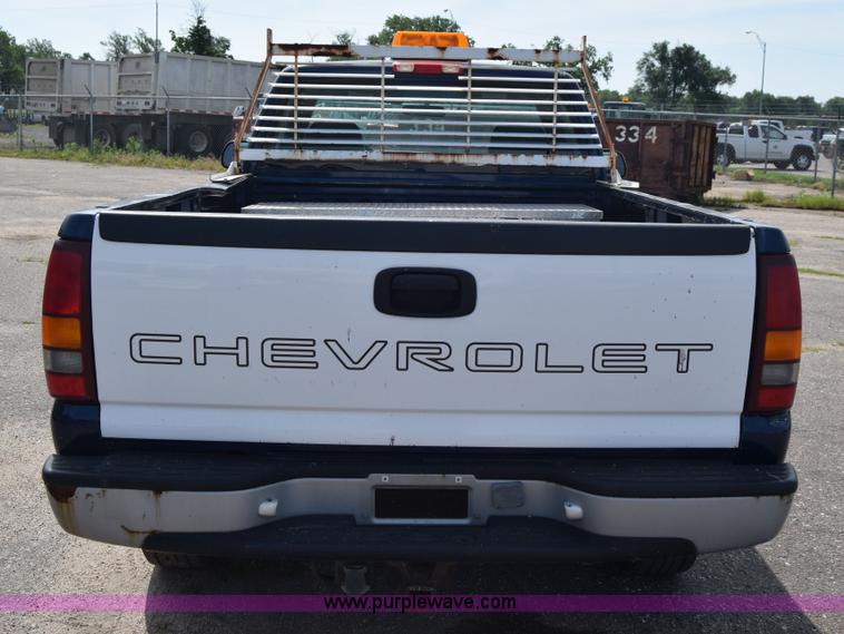 image for item K8575 2001 Chevrolet Silverado 2500 pickup truck