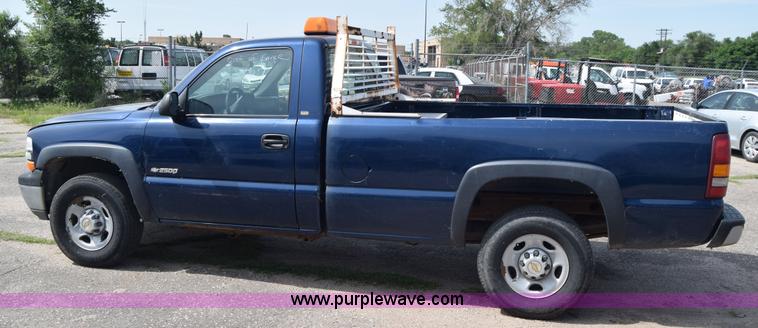 image for item K8575 2001 Chevrolet Silverado 2500 pickup truck