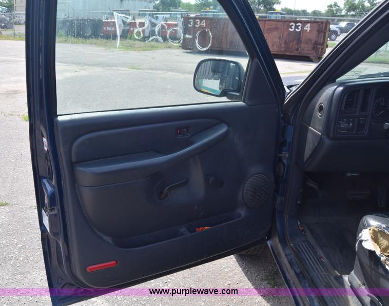 image for item K8575 2001 Chevrolet Silverado 2500 pickup truck