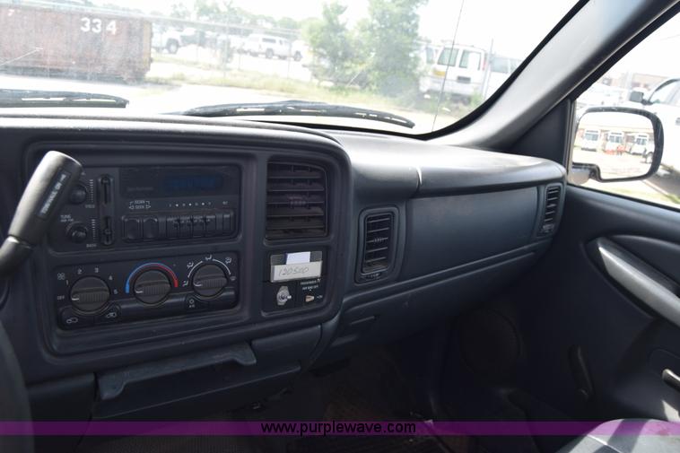 image for item K8575 2001 Chevrolet Silverado 2500 pickup truck