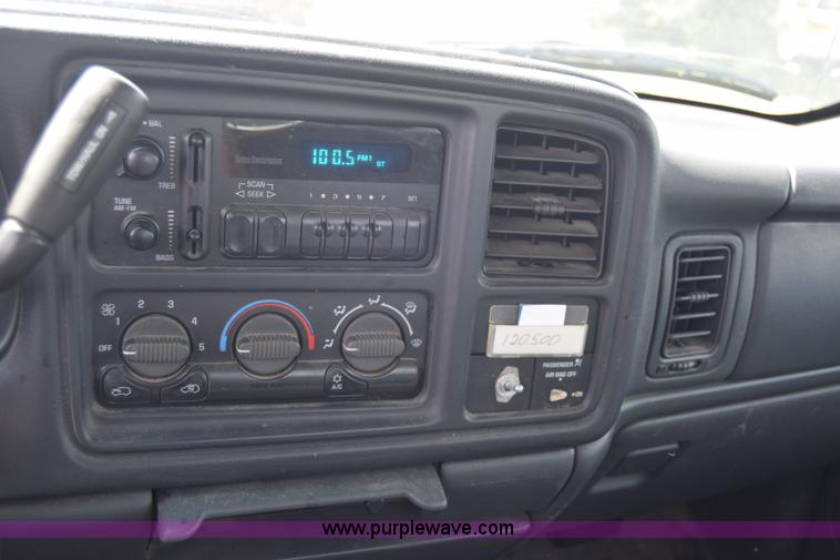 image for item K8575 2001 Chevrolet Silverado 2500 pickup truck