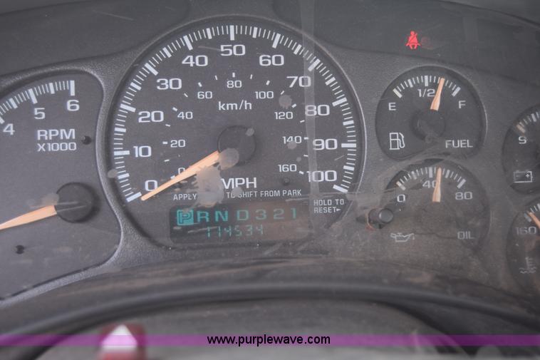 image for item K8575 2001 Chevrolet Silverado 2500 pickup truck