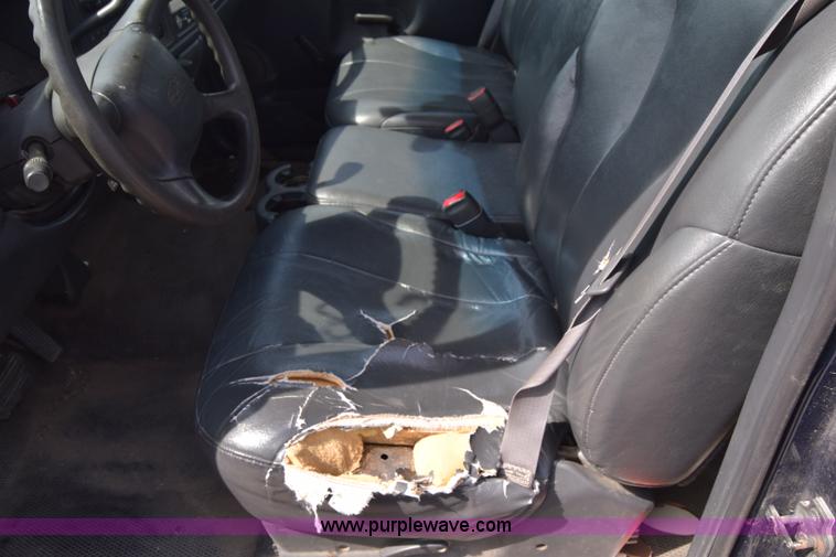 image for item K8575 2001 Chevrolet Silverado 2500 pickup truck