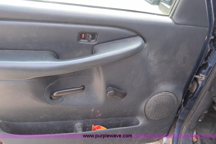 image for item K8575 2001 Chevrolet Silverado 2500 pickup truck