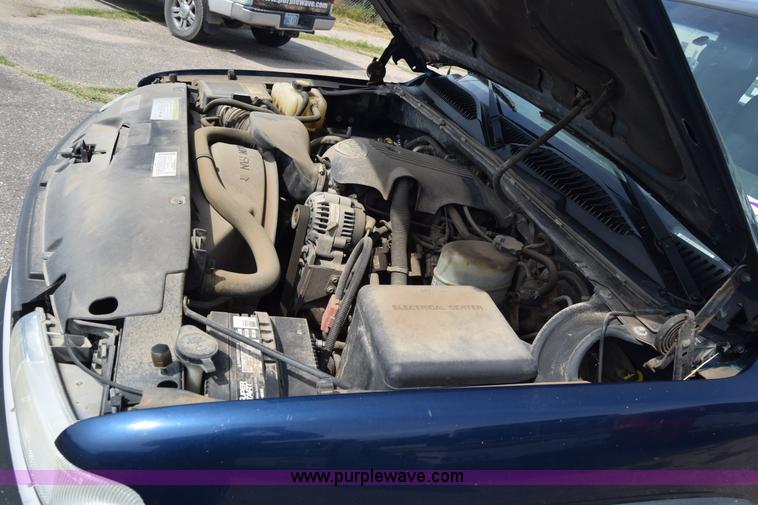 image for item K8575 2001 Chevrolet Silverado 2500 pickup truck