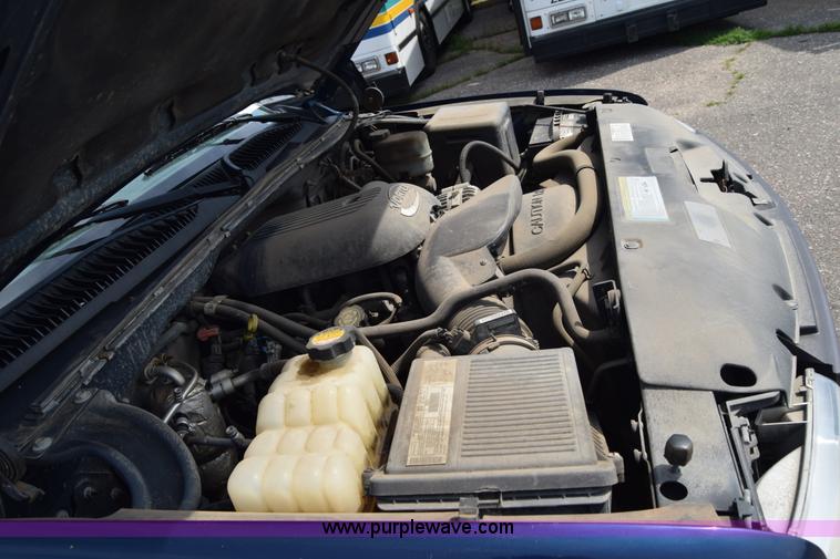 image for item K8575 2001 Chevrolet Silverado 2500 pickup truck