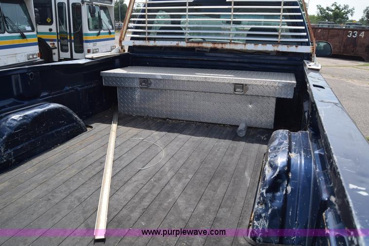 image for item K8575 2001 Chevrolet Silverado 2500 pickup truck