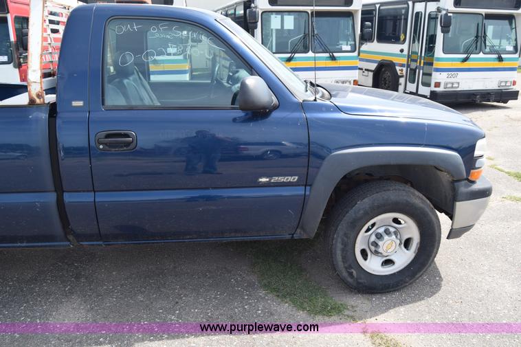 image for item K8575 2001 Chevrolet Silverado 2500 pickup truck
