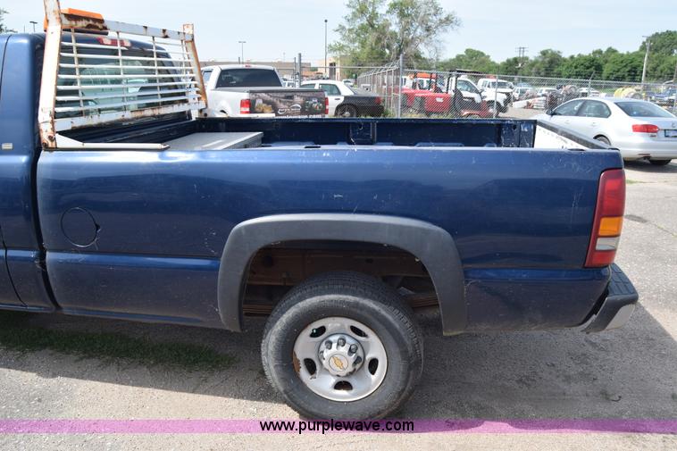 image for item K8575 2001 Chevrolet Silverado 2500 pickup truck