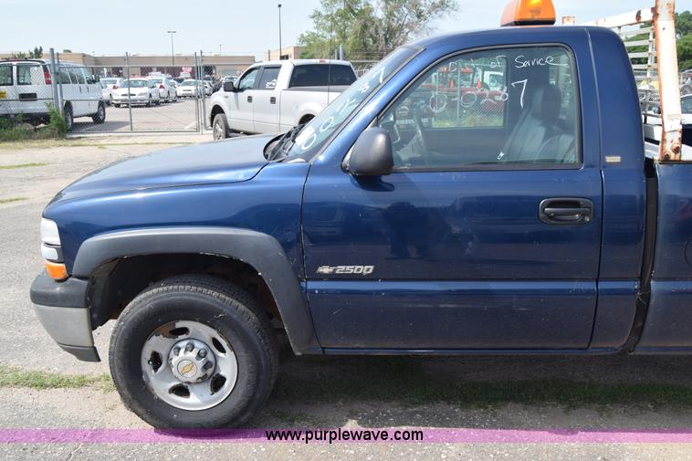 image for item K8575 2001 Chevrolet Silverado 2500 pickup truck
