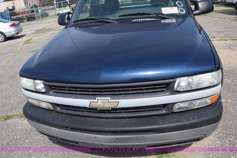 image for item K8575 2001 Chevrolet Silverado 2500 pickup truck