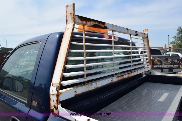 image for item K8575 2001 Chevrolet Silverado 2500 pickup truck