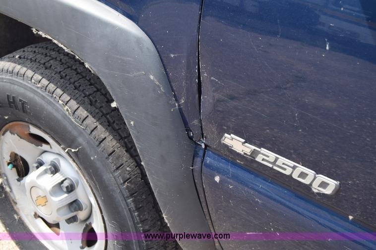 image for item K8575 2001 Chevrolet Silverado 2500 pickup truck