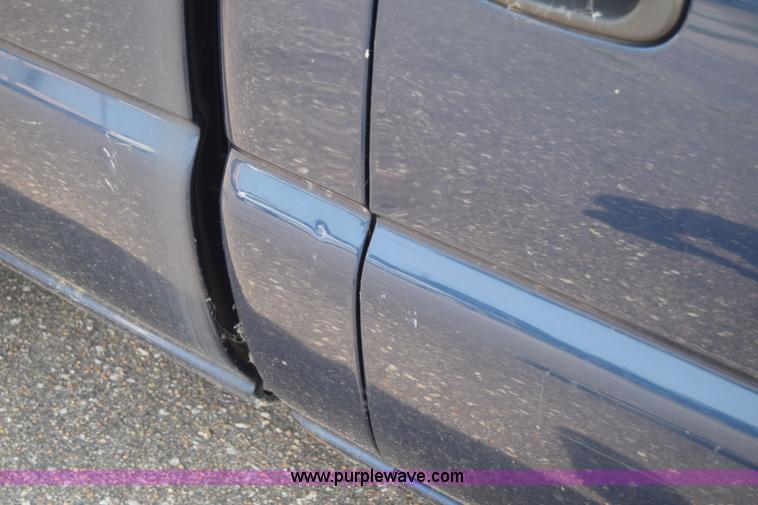 image for item K8575 2001 Chevrolet Silverado 2500 pickup truck