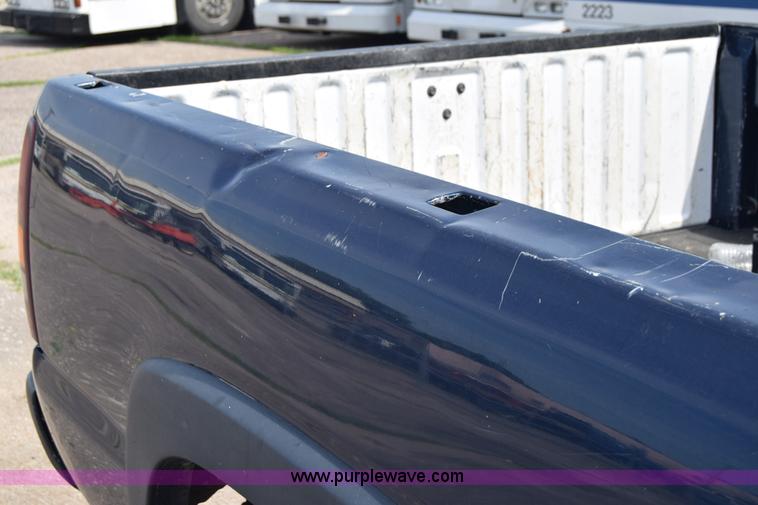 image for item K8575 2001 Chevrolet Silverado 2500 pickup truck