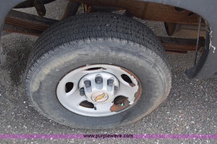 image for item K8575 2001 Chevrolet Silverado 2500 pickup truck