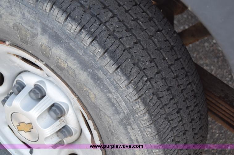 image for item K8575 2001 Chevrolet Silverado 2500 pickup truck