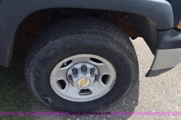 image for item K8575 2001 Chevrolet Silverado 2500 pickup truck