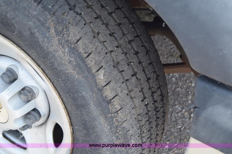 image for item K8575 2001 Chevrolet Silverado 2500 pickup truck