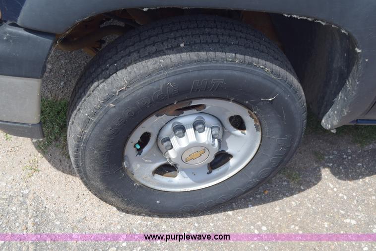 image for item K8575 2001 Chevrolet Silverado 2500 pickup truck