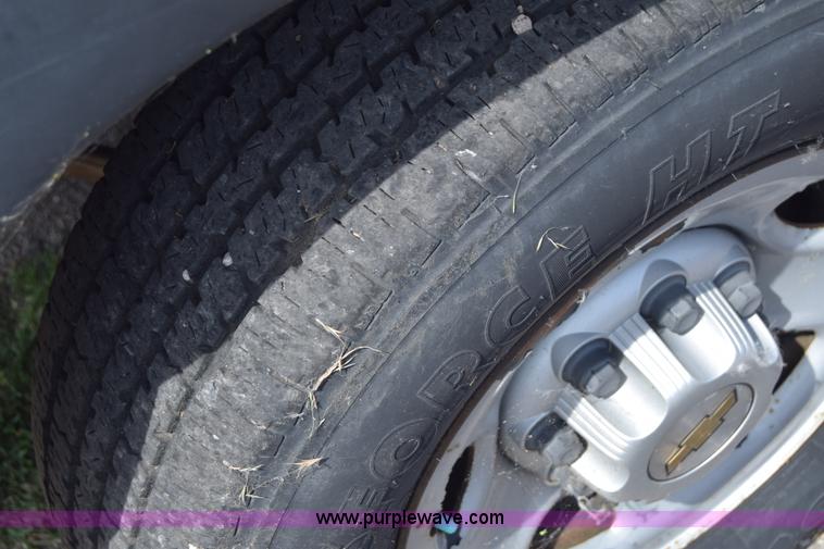 image for item K8575 2001 Chevrolet Silverado 2500 pickup truck