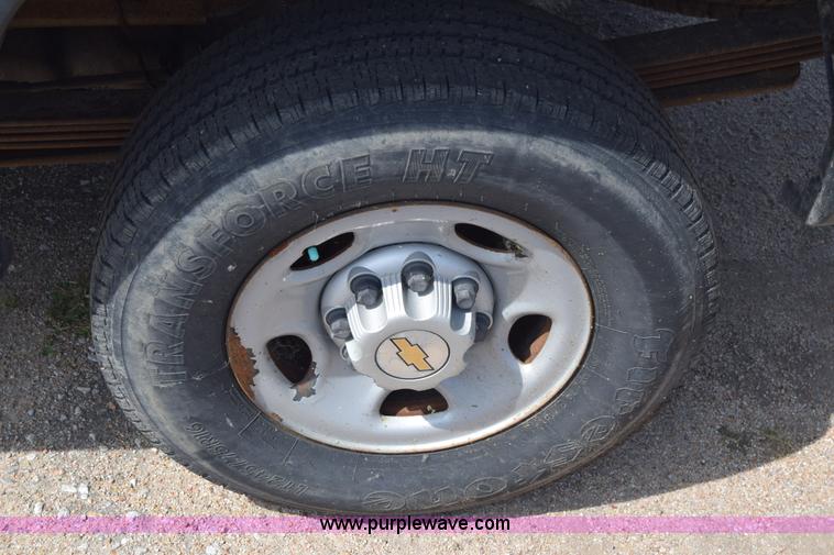 image for item K8575 2001 Chevrolet Silverado 2500 pickup truck