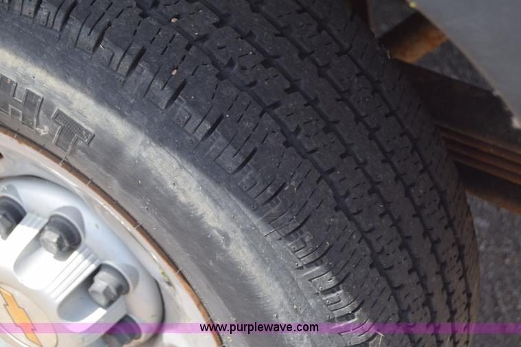 image for item K8575 2001 Chevrolet Silverado 2500 pickup truck