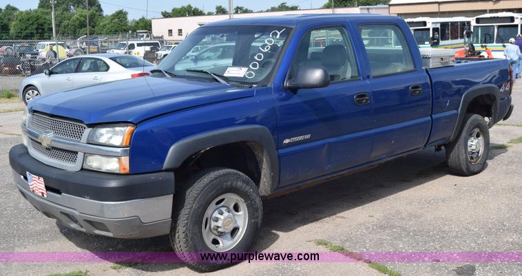 image for item K8577 2004 Chevrolet Silverado 2500HD Crew Cab pickup truck
