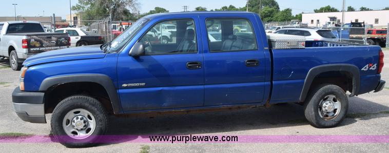 image for item K8577 2004 Chevrolet Silverado 2500HD Crew Cab pickup truck