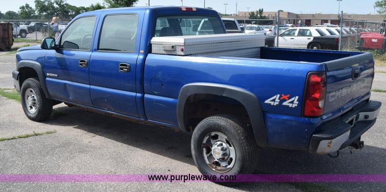 image for item K8577 2004 Chevrolet Silverado 2500HD Crew Cab pickup truck