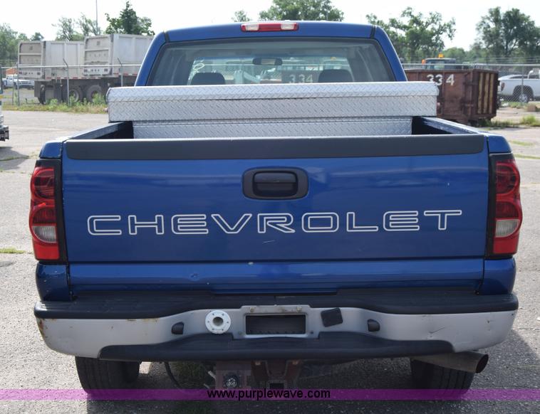 image for item K8577 2004 Chevrolet Silverado 2500HD Crew Cab pickup truck