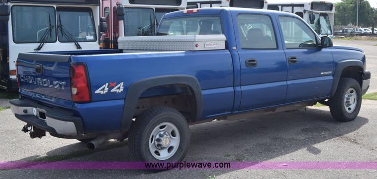 image for item K8577 2004 Chevrolet Silverado 2500HD Crew Cab pickup truck