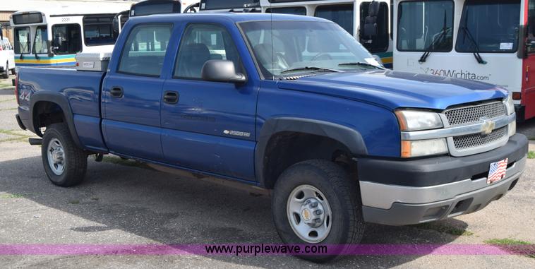 image for item K8577 2004 Chevrolet Silverado 2500HD Crew Cab pickup truck