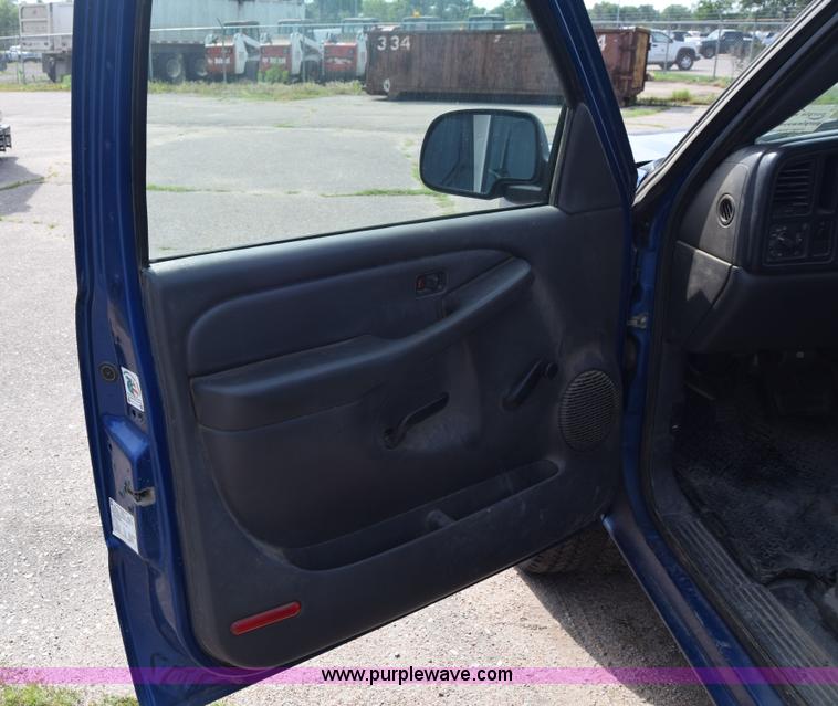 image for item K8577 2004 Chevrolet Silverado 2500HD Crew Cab pickup truck